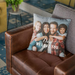 Coussin Papa Nous Vous Aimons Photo Fête des pères Personn<br><div class="desc">Le coussin photo personnalisé comprend deux photos de famille préférées des enfants (avant et arrière) avec un message spécial "Papa,  nous t'aimons" en blanc élégant qui peut être personnalisé avec votre libellé préféré. Un beau cadeau pour papa cette Fête des pères !</div>