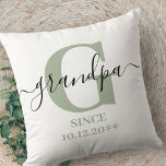 Coussin Papi Monogramme Écriture Élégante Vert Argenté<br><div class="desc">Oreiller personnalisé pour un nouveau grand-père ou un grand-père de longue date, que vous pouvez personnaliser avec la date à laquelle il est devenu grand-père. Ce design tendance minimaliste présente une palette de couleurs subtiles de vert argenté, de noir et de blanc. Il comporte un monogramme de grand-père, avec la...</div>