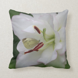 Coussin Papillon blanc chou sur Lily Flower Photo