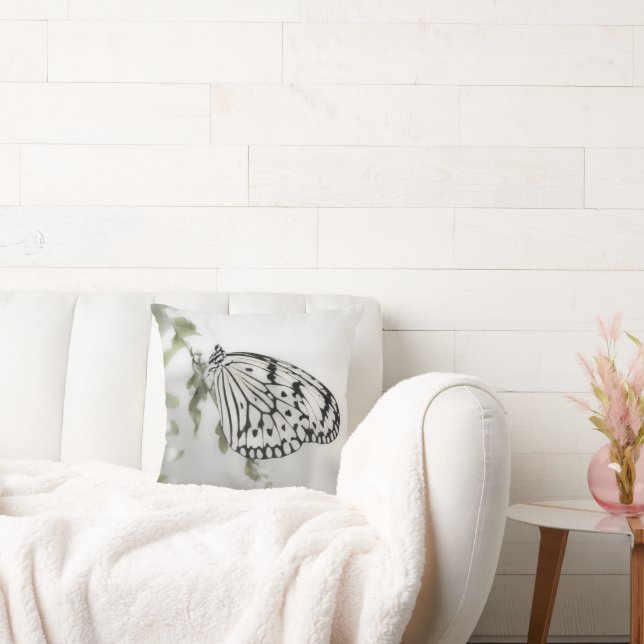 Coussin Papillon blanc noir sur branche d'arbre (Canapé)
