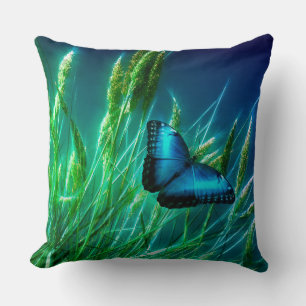 Coussin Papillon bleu Morpho sur herbe verte