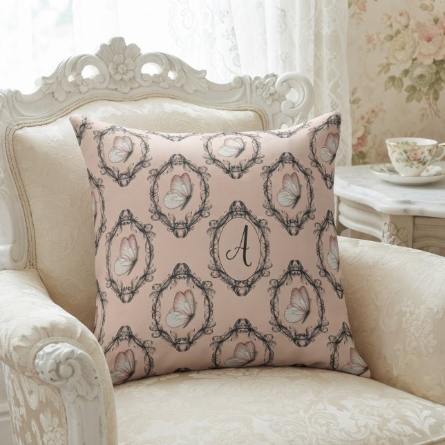 Coussin Papillon Élégant Rose Damassé Victorien Monogramme (Créateur téléchargé)