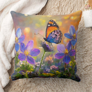 Coussin Papillon minuscule sur les Fleurs sauvages au leve