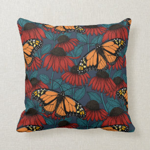 Coussin Papillon monarque sur des fleurs rouges