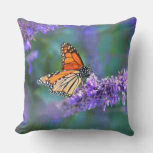 Coussin Papillon monarque sur une fleur de lilas violet