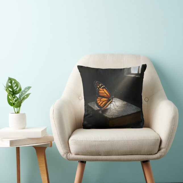 Coussin Papillon Monarque sur une Sainte Bible (Chaise)
