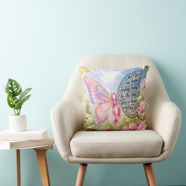 Coussin Papillon Ruban Rose dans un Jardin d'Été (Chaise)