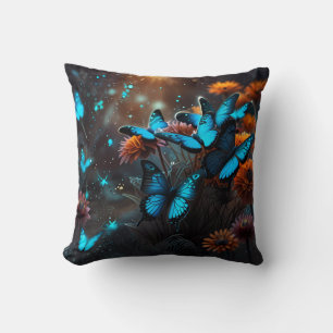 Coussin Papillons bleus sur un plante orange au clair de l