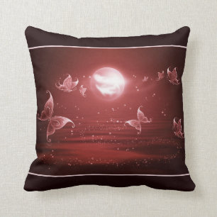 Coussin Papillons dans le clair de lune cramoisi