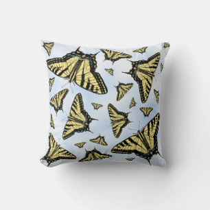 Coussin Papillons swallowtail jaunes sur un ciel bleu nuag