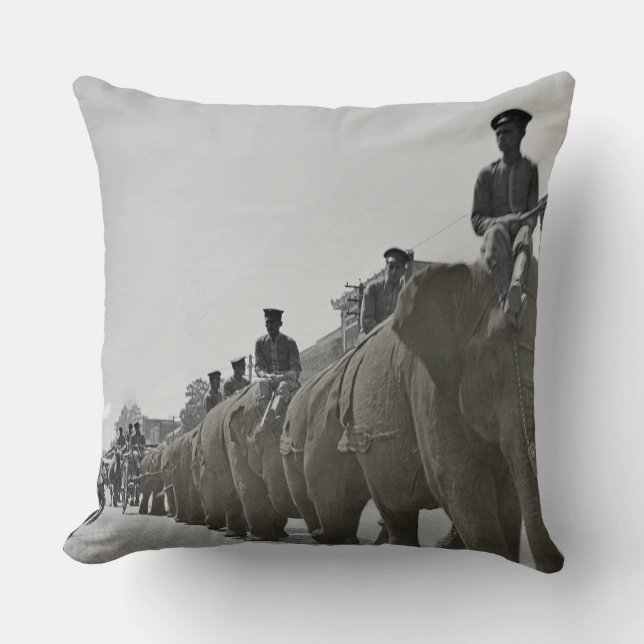 Coussin Parade Brown Elephant Circus Carré de mars (Recto)