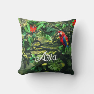 Coussin Parrot écarlate macaw dans la jungle avec des fleu