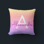 Coussin Parties scintillant à étincelle rose pourpre Nom d<br><div class="desc">Ombre violet et rose Rainbow Pastel Sparkle Parties scintillant Nom et Coussin initial. La coussin est le cadeau idéal pour quelqu'un qui décorera sa chambre en violet et rose.</div>