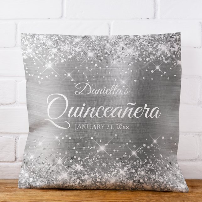 Coussin Parties scintillant argentée et Foil Quinceañera (Sparkly Silver Glitter and Foil Quinceañera Throw Pillow)