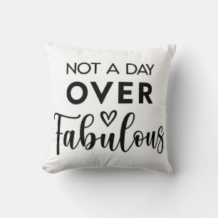 Coussin Pas un jour de plus que fabuleux – Citation drôle 