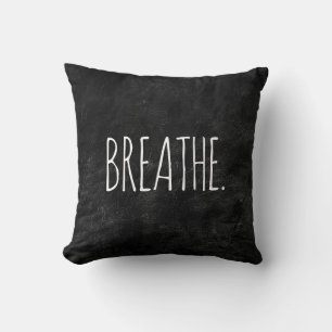Coussin PASSER le texte sur le cuir noir