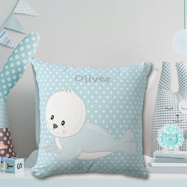 Coussin Pastel Blue Polka-Dot Baby Arctic Seal Monogramme (Créateur téléchargé)