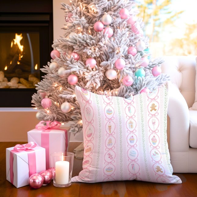 Coussin Pastel Sweet Holiday Treats Monogram Crest  (Créateur téléchargé)