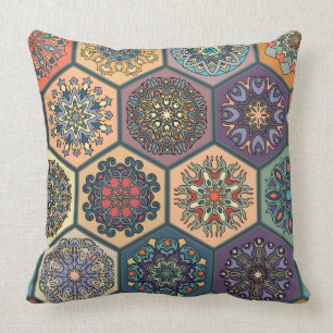 Coussin patchwork vintage avec éléments de mandala fleuris