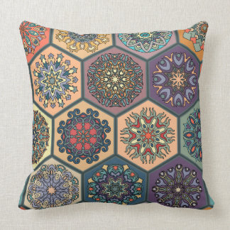 Coussin patchwork vintage avec éléments de mandala fleuris