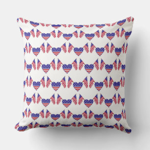 COUSSIN PATRIOTIQUE ROUGE BLANC DRAPEAUX ET COEURS BLEUS
