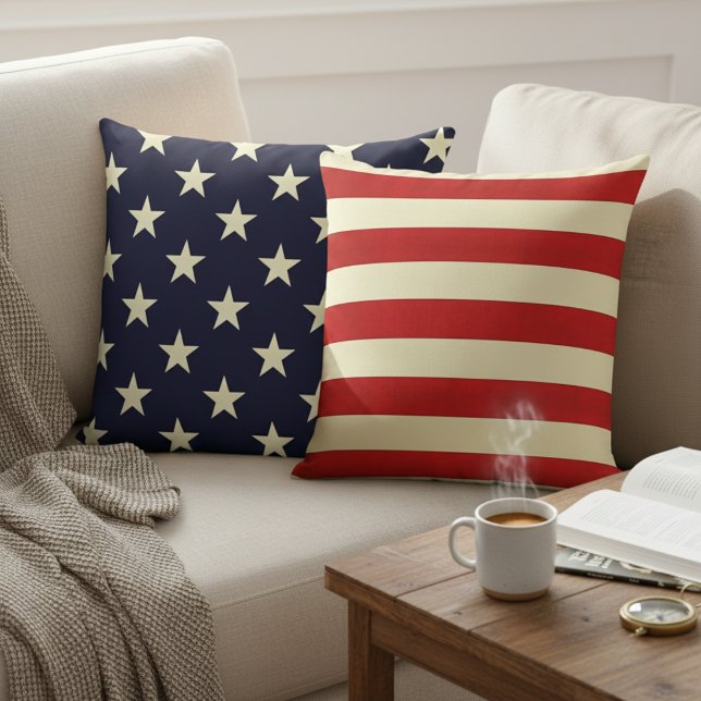 Coussin Patriotisme polyvalent : Étoiles et rayures révers (Versatile Patriotism: Stars & Stripes Reversible Throw Pillow)