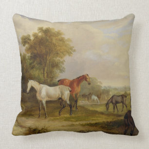 Coussin Pâturage de chevaux : Un étalon gris frôlant av