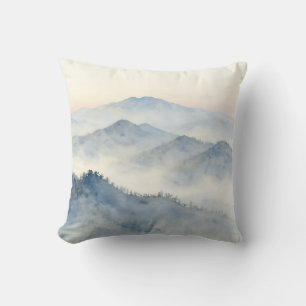 Coussin Paysage aquarelliste de la montagne brumeuse