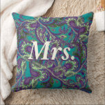 Coussin Peacock Paisley Mariées violettes et vertes<br><div class="desc">Mme Purple et Green Vintage Peacock Paisley Mariage Brides Coussin Vintage Paisley Vintage Paisley. Mme Sweetheart Mariage Anniversaire Coussin ou présidente de la mariée à la réception ou 1er cadeau de Noël, Le 2e anniversaire de Mariage est l'anniversaire du coton. Le coton symbolise la croissance naturelle de toute l'adaptabilité, la...</div>