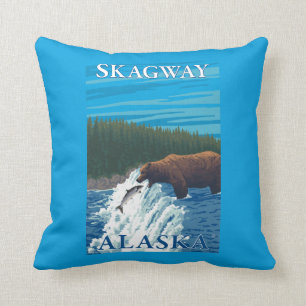 Coussin Pêche d'ours en rivière - Skagway, Alaska