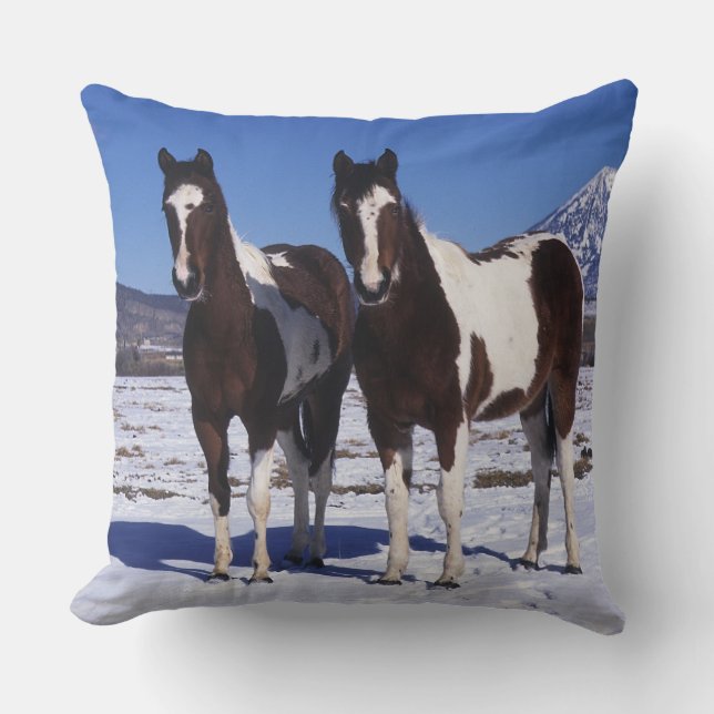 Coussin Peignez les chevaux se tenant dans la neige (Recto)