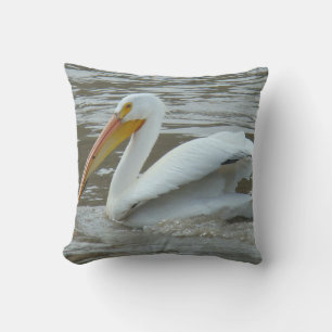 Coussin Pélican blanc B14 sur la rivière boueuse