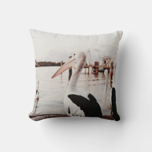 COUSSIN PELICAN BLANC SUR LE CORPS D'EAU PENDANT LA JOURNÉ