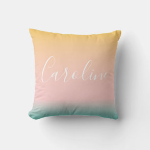 Coussin Pépinière de nom personnalisé avec dégradé pastel 
