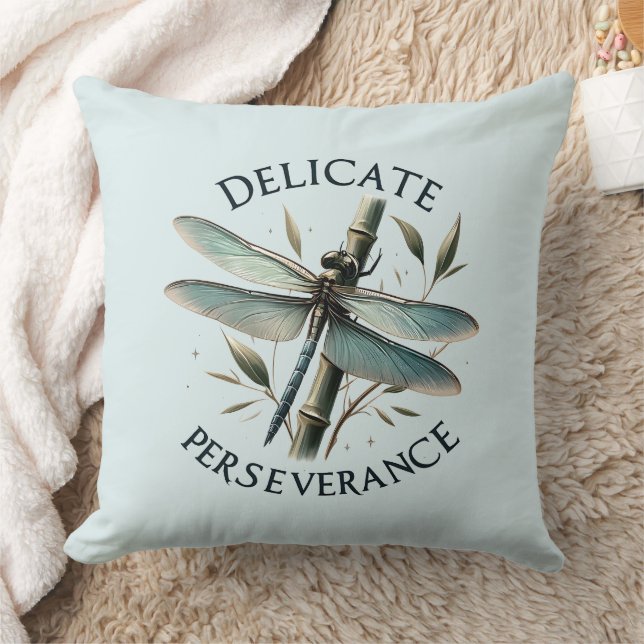 Coussin Persévérance délicate - libellule artistique (Couverture)