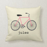 Coussin personnalisé à bicyclette rose<br><div class="desc">Un coussin avec une illustration d'un vélo rose melon devant.  Personnalisez avec votre nom sous vélo.</div>