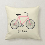 Coussin personnalisé à bicyclette rose<br><div class="desc">Un coussin avec l'illustration d'un vélo rose melon devant. Personnalisez avec votre nom sous vélo.</div>