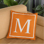 Coussin Personnaliser monogramme sur orange vif<br><div class="desc">Customiser monogramme sur l'oreiller à lancer orange vif. Customisez et personnalisez en remplaçant l'initiale comme souhaité.</div>