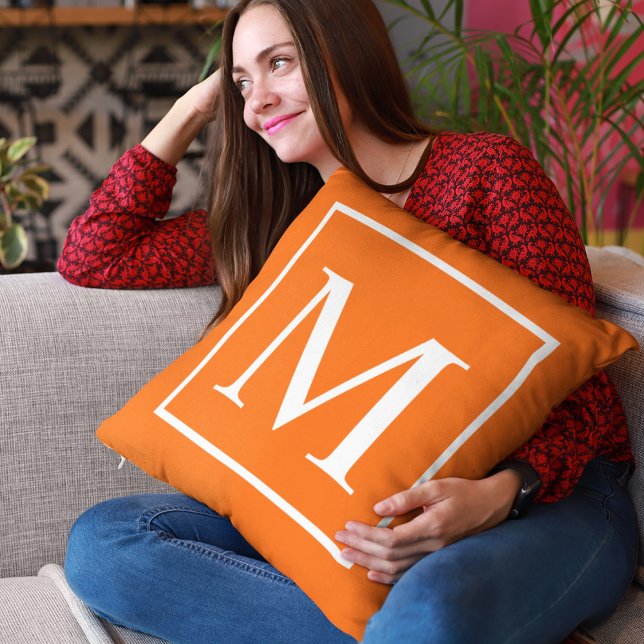 Coussin Personnaliser monogramme sur orange vif (Customize monogram on bright orange throw pillow)
