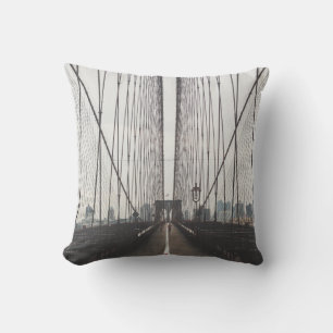 COUSSIN PERSONNE EXÉCUTANT SUR LE PONT