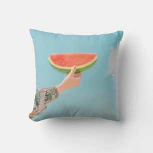 Coussin Personne tenant de la pastèque tranchée