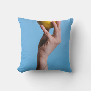 Coussin Personne tenant du citron