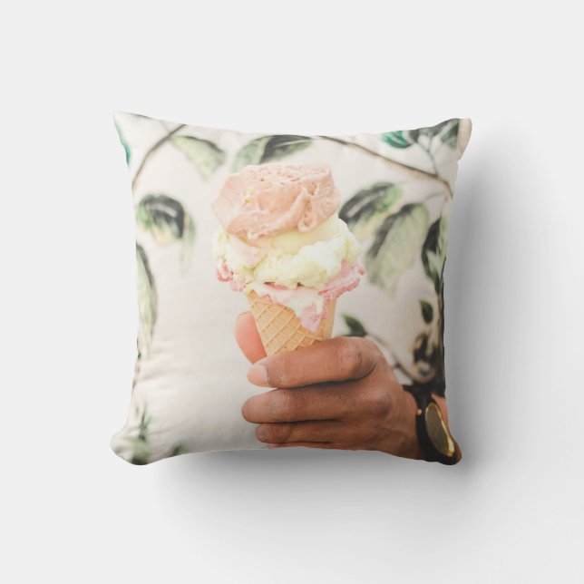 Coussin Personne tenant un cône de crème glacée avec trois (Recto)