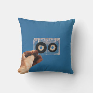 Coussin Personne tenant une cassette blanche et noire