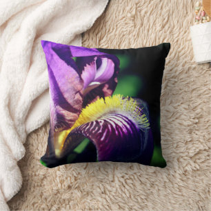 Coussin Pétale de fleur Iris à oreille violette Gros plan