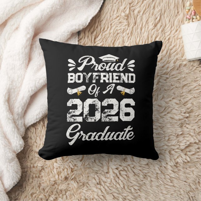 Coussin Petit ami fier d'une promotion 2026 diplômé (Couverture)