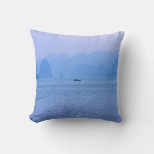 Coussin Petit bateau de pêche à Ha Long Bay - Vietnam, Asi