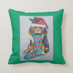 Coussin petit chiot noir vêtu pour noël