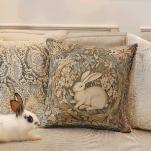 Coussin Petit lapin d'antiquité dans le Jardin de Tapisser