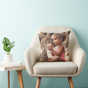Coussin Petite fille Admirer un coquillage
